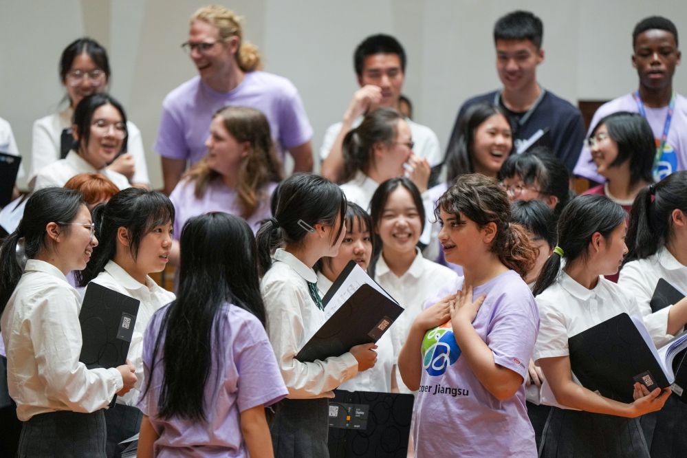 2026年7月17日,在南京市第一中学,中美青少年在音乐展演彩排间隙交流。新华社记者 李博 摄